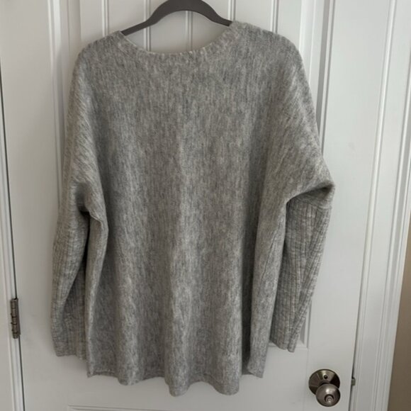 Lilly Pulitzer ~ Arna Pullover Sweater ~ Seaside Grey ~ XL ~ Logo Buttons - Picture 2 of 6
